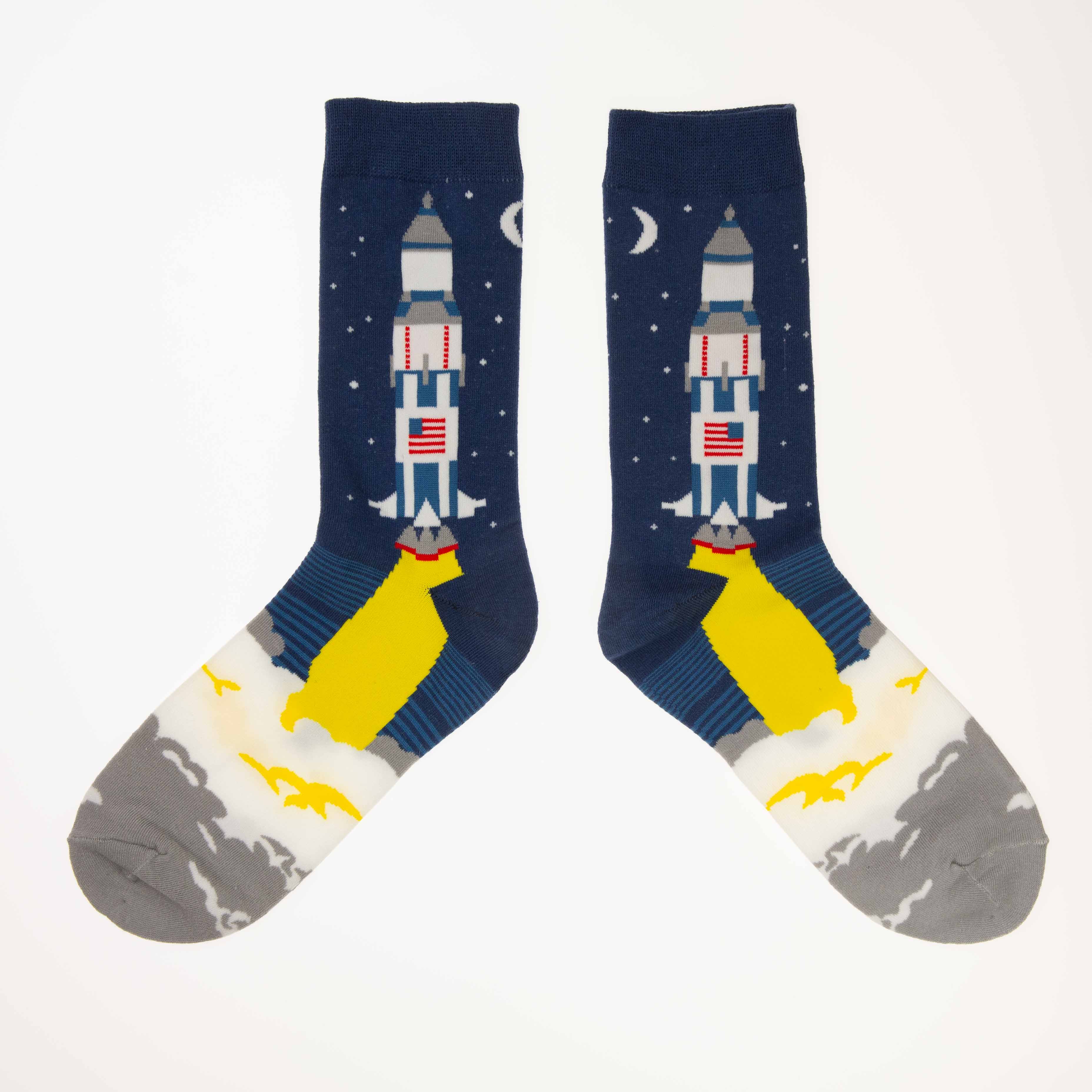 Mørkeblå sokker, romrakett med amerikansk flagg. De blå sokkene er også hvite og grå på foten