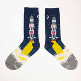 Mørkeblå sokker, romrakett med amerikansk flagg. De blå sokkene er også hvite og grå på foten