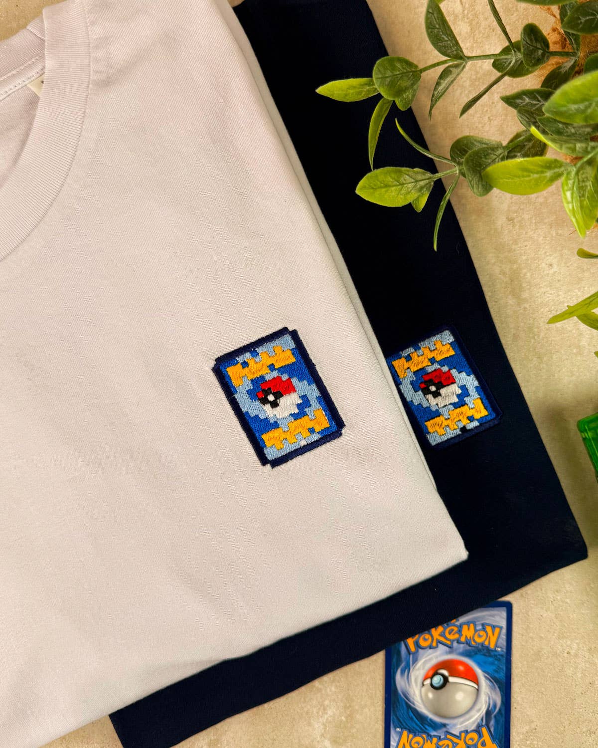 Brodert T-skjorte - Pokemon kort